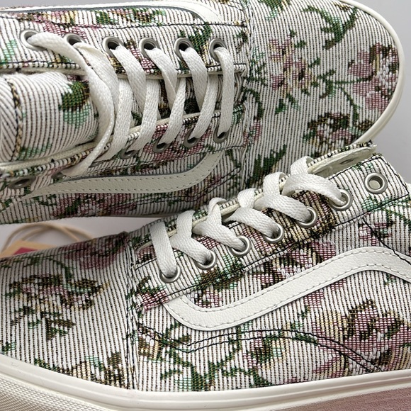 Vans Men’s Old Skool Tapestry Floral Marshmallow 
VN000CP5CCZ
Sneakers - Picture 15 of 16